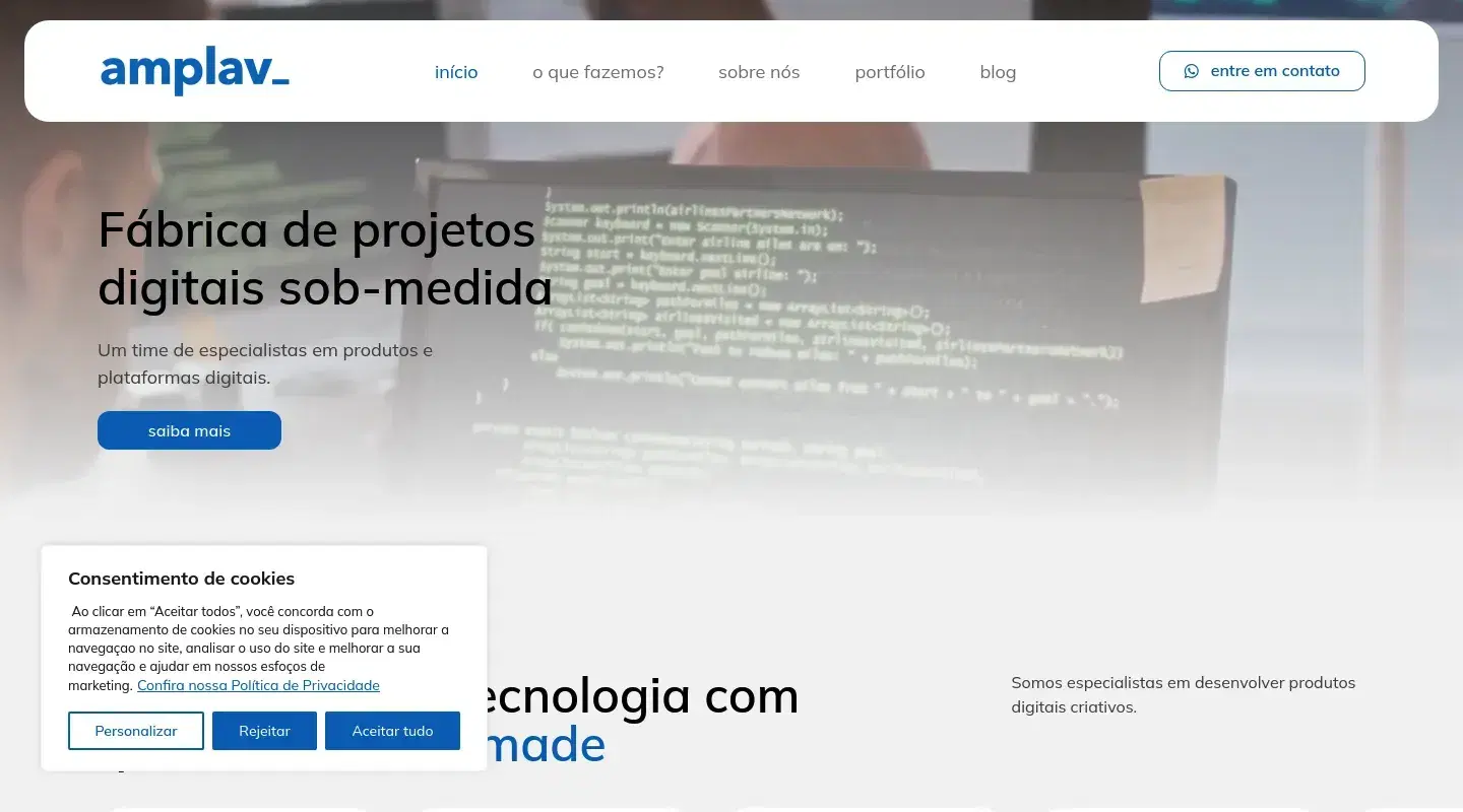 Screenshot da página inicial do site da Software House "amplav"